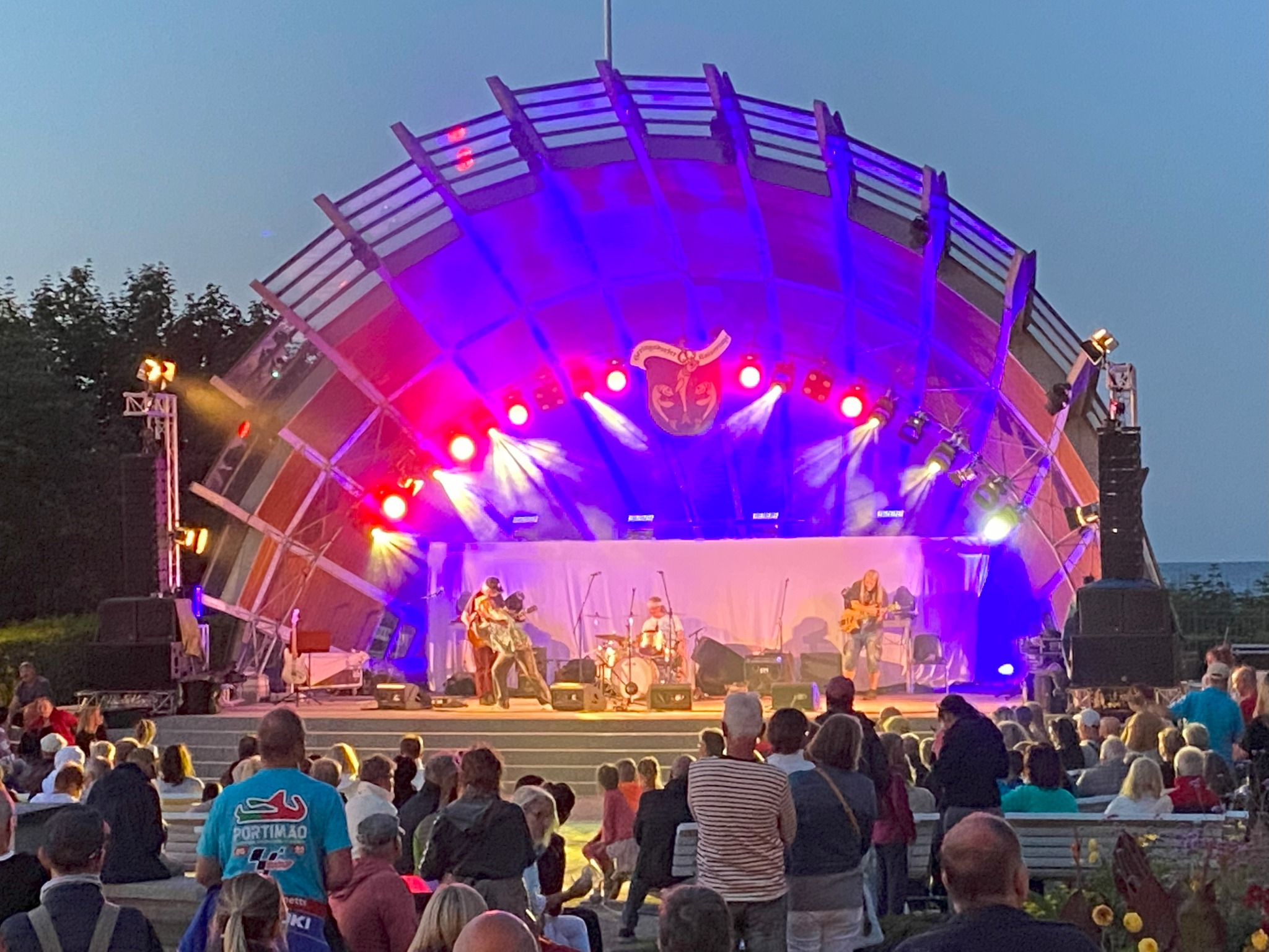 Open-Air-Bühne mit Publikum
